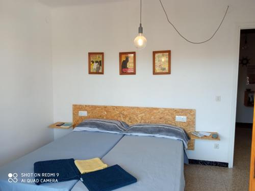 Ένα ή περισσότερα κρεβάτια σε δωμάτιο στο Apartament amb dues grans terrasses de 50 m2 i 16 m2 a 300 m de la platja