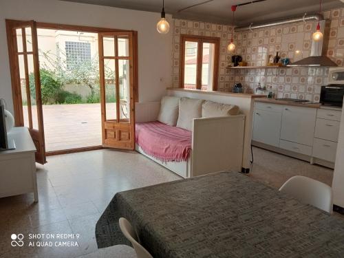 een keuken en een woonkamer met een bank en een tafel bij Apartament amb dues grans terrasses de 50 m2 i 16 m2 a 300 m de la platja in Sant Antoni de Calonge