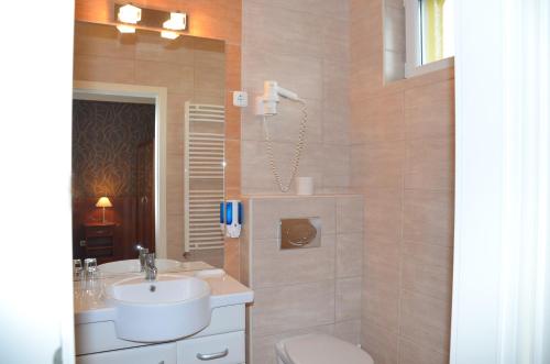 薩爾瓦爾的住宿－茨埃斯塔佩澤歐酒店，一间带水槽和卫生间的浴室