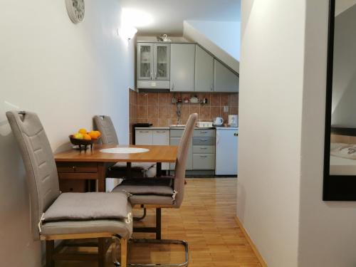 uma cozinha com mesa e cadeiras num quarto em Apartment Vukasevic em Virpazar