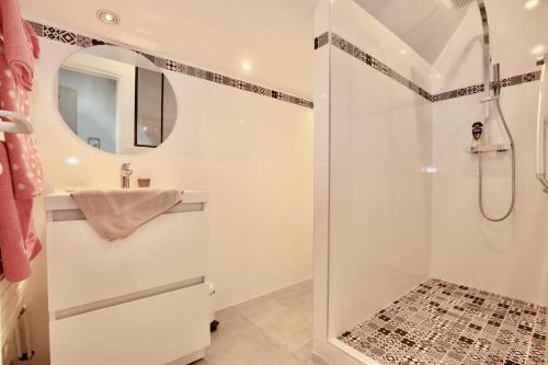 a bathroom with a shower and a sink at La Longère Deauville in Bonneville-sur-Touques