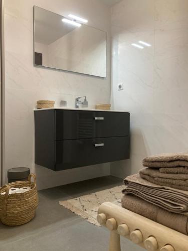 une salle de bain avec un lavabo et un miroir dans l'établissement CASA STANATURA, à Porto-Vecchio