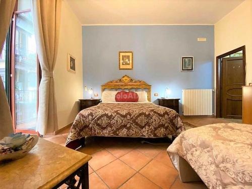 1 dormitorio con cama y ventana grande en B&B Donna Anna en Nápoles