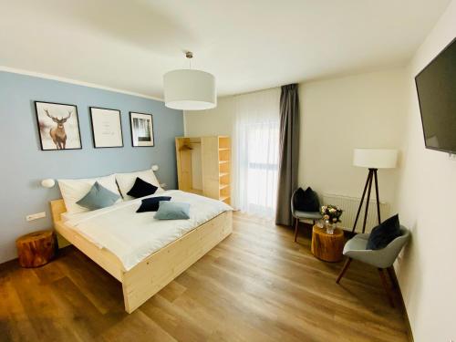 um quarto com uma cama e uma cadeira em Haus Stadler - Self Check-in em Tauplitz