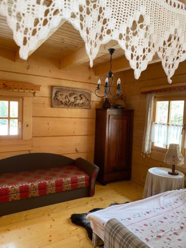 En eller flere senge i et værelse på Chata Hyrlata