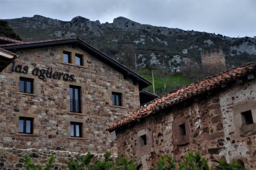a brick building with a sign on the side of it at Apartamentos Las Agüeras in Linares