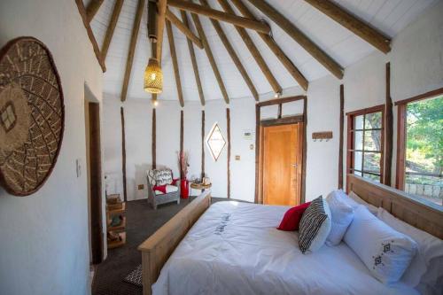 מיטה או מיטות בחדר ב-The Rondi Hosted by Heritage Accommodation