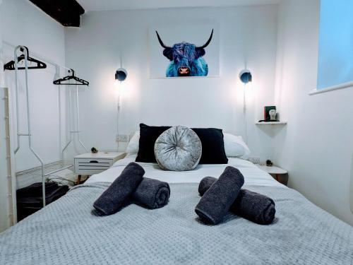 a bedroom with a bed with a bull head on it at Cosy Riverside Apartment - FREE PARKING in York