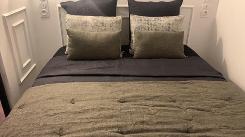 una cama con almohadas en una habitación en Appartement vue port et accès direct mer, centre ville de la Grande Motte prés de Montpellier, en La Grande-Motte