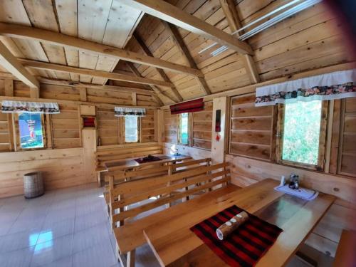 科拉欣的住宿－Dulović - KATUN POTOCI，大型木制客房设有木桌和长凳