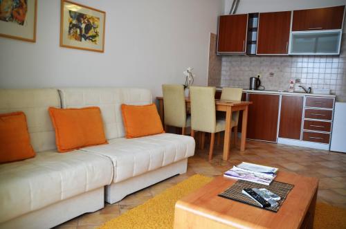 Η κουζίνα ή μικρή κουζίνα στο Apartments Secret Garden
