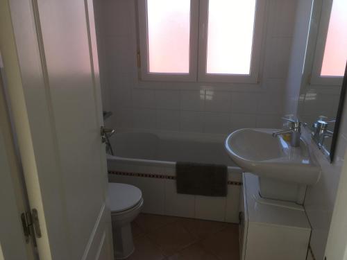 La salle de bains est pourvue d'une baignoire, d'un lavabo et de toilettes. dans l'établissement Residencial Alhambras1, à Murcie