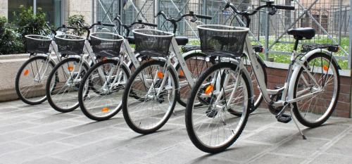 una fila di biciclette parcheggiate l'una accanto all'altra di Hotel Capri a Grado