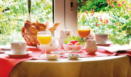 セレにあるHotel Le Mas Trillesのオレンジジュースとパンを入れたテーブル
