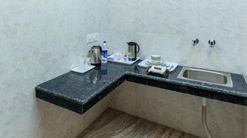 A kitchen or kitchenette at De Manora Homes - Unpretentious hotel with a garden , posh area Ranjit Avenue