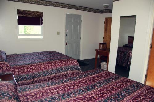 מיטה או מיטות בחדר ב-Potsdam Inn