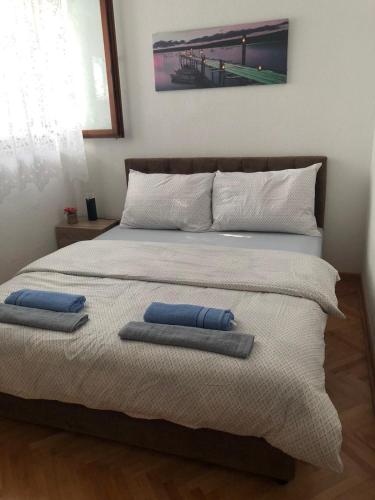 ein Schlafzimmer mit einem Bett mit zwei Kissen darauf in der Unterkunft Apartment Sara in Mostar