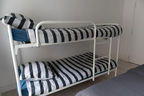 a couple of bunk beds in a room at Modern appartement met uniek zeezicht in Koksijde
