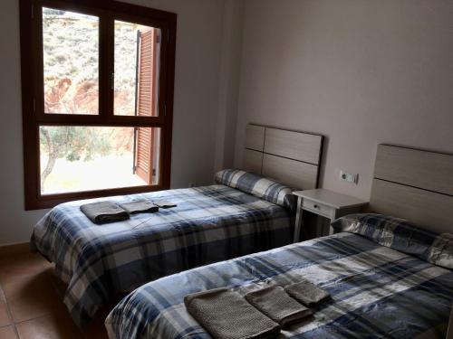 2 camas en una habitación con ventana en LUXE Golf, Piscina & Playa en Lo Mendigo