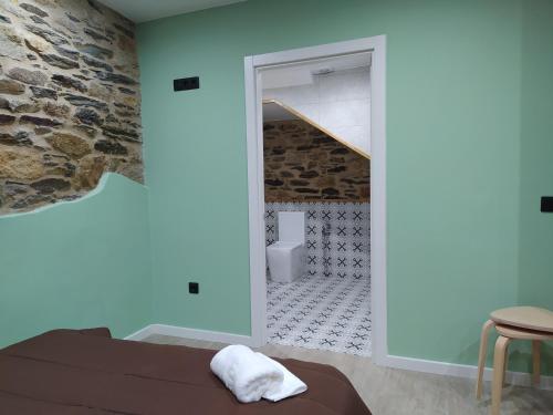 a room with a bed and a bathroom at Paloma blanca in Villalba