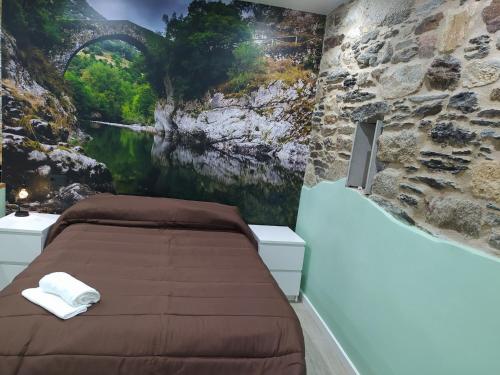 una camera da letto con un letto dipinto di un ponte di Paloma blanca a Villalba