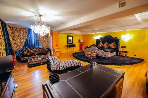MOFT Villa في بريدال: غرفة معيشة مع أريكة ومدفأة