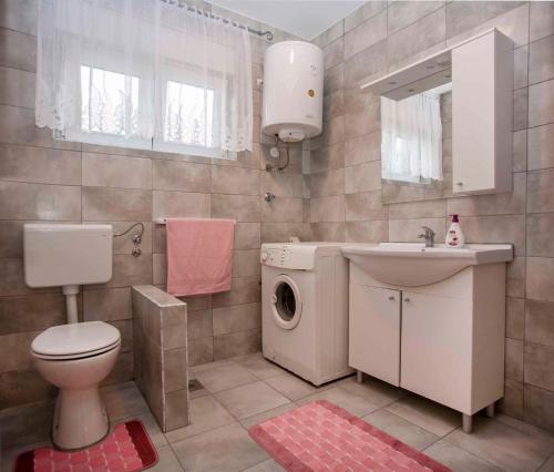 ein Badezimmer mit Toilette, Waschbecken und Waschmaschine in der Unterkunft Apartment in Rovinj - Istrien 11491 in Rovinj