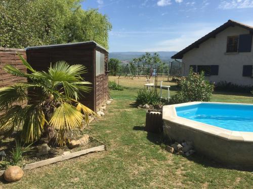 A piscina localizada em Les Palmiers ou nos arredores