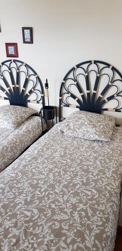 deux lits côte à côte dans une chambre dans l'établissement Appartement 3 pièces coeur de ville, à Lorient
