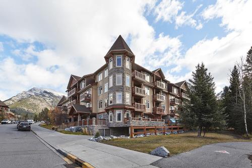 Gallery image of Mountain View Escape with open hot tub, Views!! in Canmore