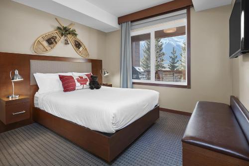 Tempat tidur dalam kamar di Mountain View Escape with open hot tub, Views!!