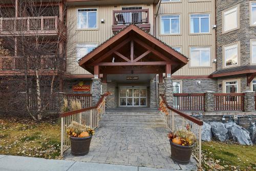Gallery image of Mountain View Escape with open hot tub, Views!! in Canmore