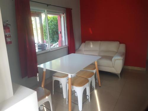uma sala de estar com uma mesa e cadeiras e um sofá em Always Summer Inn em Culebra