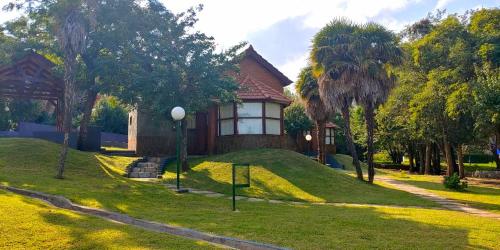 Κήπος έξω από το Cabañas El Refugio de los Pajaros