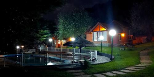 Πισίνα στο ή κοντά στο Cabañas El Refugio de los Pajaros