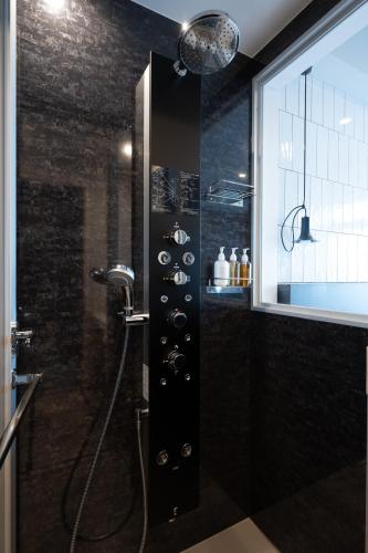 Bilik mandi di Hotel Cocktail Stay Naha