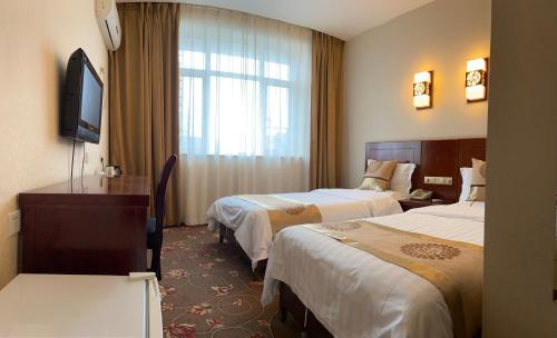 una camera d'albergo con due letti e una televisione di King Parkview Hotel a Pechino
