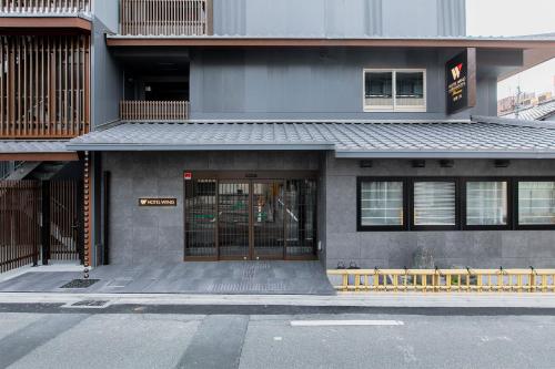 京都市にあるホテルウィングインターナショナルプレミアム京都三条の通り側の門付き建物