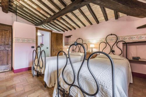a bedroom with two beds in a room at Torre Del Cielo in Monterchi
