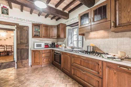 a kitchen with wooden cabinets and a counter top at Torre Del Cielo in Monterchi