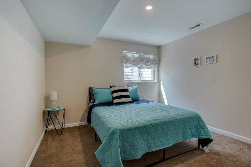 - une chambre avec un lit et une couette verte dans l'établissement Bright & Private 2-Bedroom 1100-sqft COS Apartment, à Colorado Springs