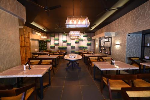 Restoran atau tempat lain untuk makan di Nambiars Premium Heritage Hotel