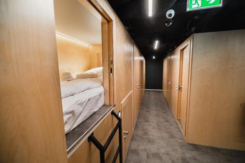 pasillo con cama en una habitación pequeña en Dragons Dream Hostel, en Liubliana