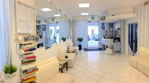 a lobby with a waiting room and a waiting roomasteryasteryasteryasteryasteryastery at Hotel Kelly in Rimini