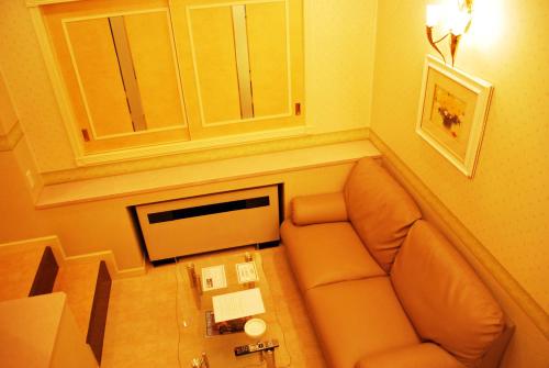 a living room with a couch in a room at Ena Hotel Venus in Ena