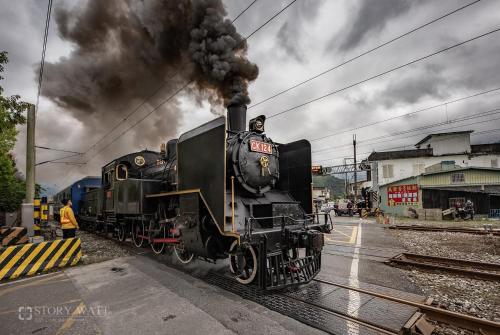 a steam engine train is coming down the tracks at AwIN’s Homestay in Ruisui
