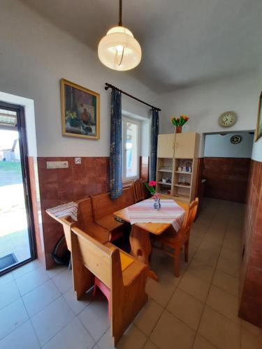 a dining room with a table and chairs at István Vendégház in Mórahalom