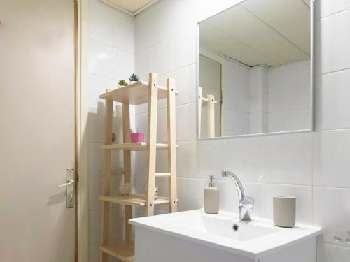 uma casa de banho branca com um lavatório e um espelho em Apartament - Lev Eilat 8 em Eilat