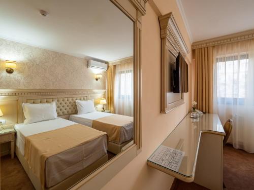 Кровать или кровати в номере Hotel Orient Galati