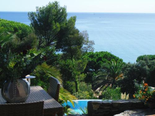 uma vista para o oceano a partir da varanda de um resort em Lou Trelus em Sainte-Maxime